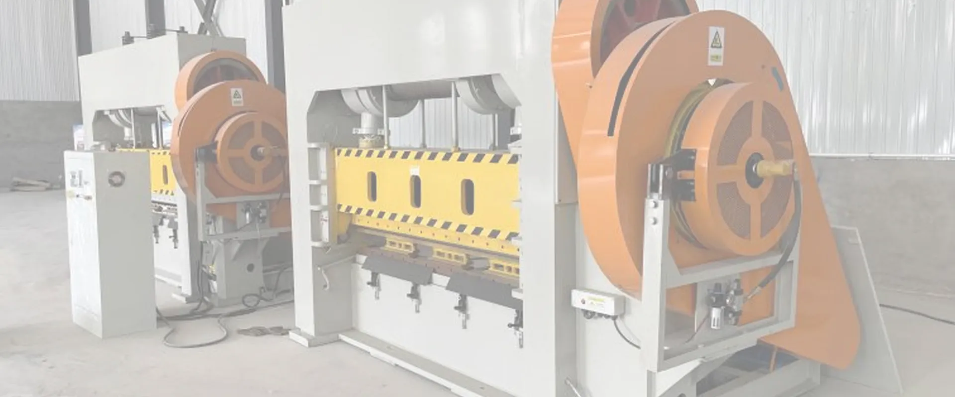 ShunMao Metal Sheet Punching Machine: Precision & Versatility